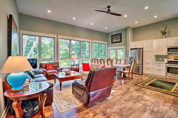 A la foto es mostra l'objecte Grand Rapids Area Lakefront House with Dock situat a la ciutat de Belding.