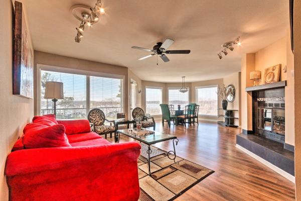 A la foto es mostra l'objecte Balcony, Pool and Hot Tub Cozy Condo in Arkansas! situat a la ciutat de Lake Hamilton.