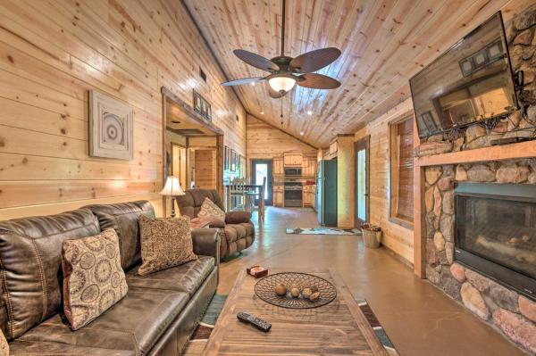 På bildet vises objektet Cabin w/ Hot Tub - Near Broken Bow Lake & Hiking! som ligger i byen Broken Bow.