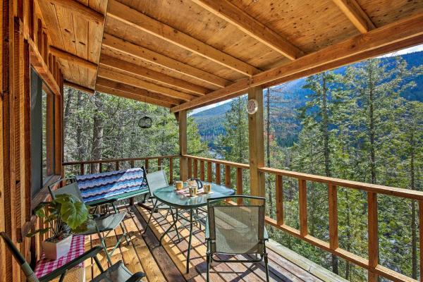 A la foto es mostra l'objecte Private Yaak River Hideaway with Deck and Mtn Views! situat a la ciutat de Yaak.
