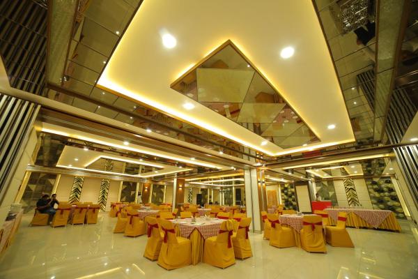 A la foto es mostra l'objecte Vijay Vilas Hotel & Convention Hall situat a la ciutat de Dayāl Bāgh.