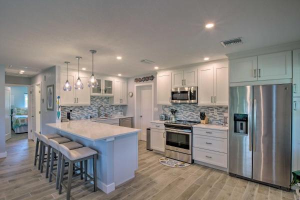 Na fotografii je vidět objekt Tasteful Home w/ Patio + Grill < 2 Mi to Beach! nacházející se ve městě Naples.
