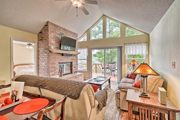 På billedet ses objektet Waterfront Sunrise Beach Home with Dock and Grill beliggende i byen Laurie.