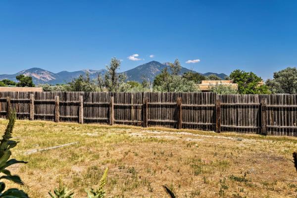 Bilde 3: Chic Studio with Grill - 25 Mins to Taos Ski Valley!
