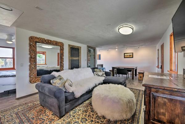 Bilde 6: Chic Studio with Grill - 25 Mins to Taos Ski Valley!