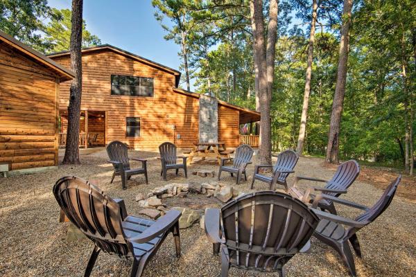 Στη φωτογραφία φαίνεται το αντικείμενο Cabin with Hot Tub and Grill - 6 Mi to Broken Bow Lake που βρίσκεται στην πόλη Stephens Gap.