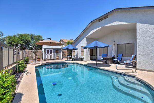 Na foto é possível ver o objeto Walk to NFL Games: Glendale Home Near Golf localizado na cidade de Glendale.