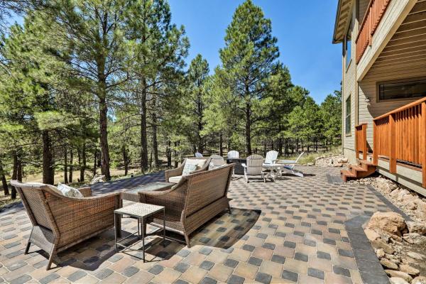 写真にはフラッグスタッフ市にあるWooded Patio Oasis! Group Getaway in Flagstaffが写っています。