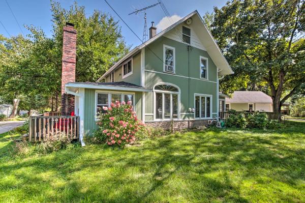 写真にはWalworth市にあるPet-Friendly Home with Views of Lake Delavan!が写っています。