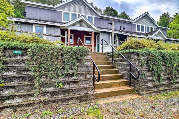 A la foto es mostra l'objecte Cozy Condo with Patio, Walk to Burke Mountain! situat a la ciutat de Lyndon.