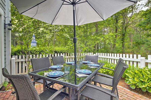 A la foto es mostra l'objecte Maushop Village Getaway with Private Beach Access! situat a la ciutat de Mashpee.