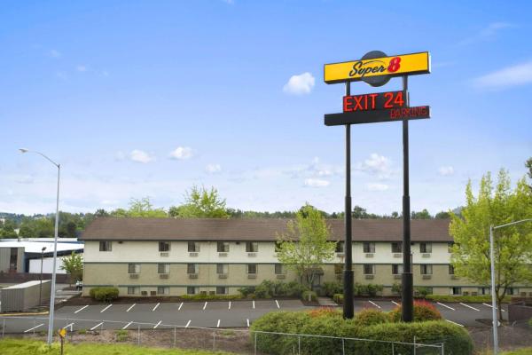 Na fotografii je vidět objekt Super 8 by Wyndham Portland Airport nacházející se ve městě Parkrose.