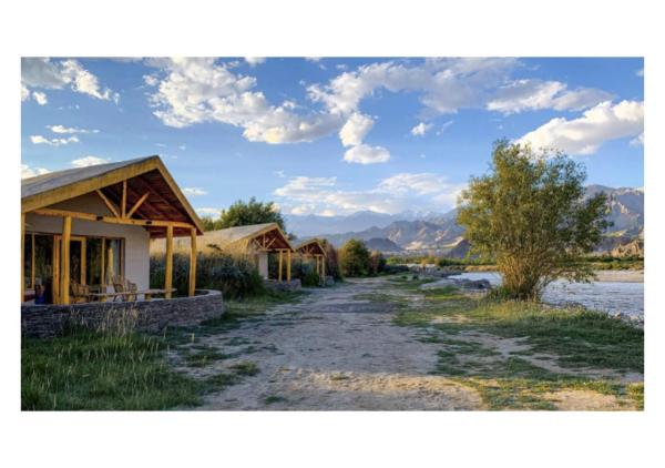 写真にはStak市にあるThe Indus River Campが写っています。
