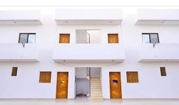 A la foto es mostra l'objecte A5ena House situat a la ciutat de Dahab.