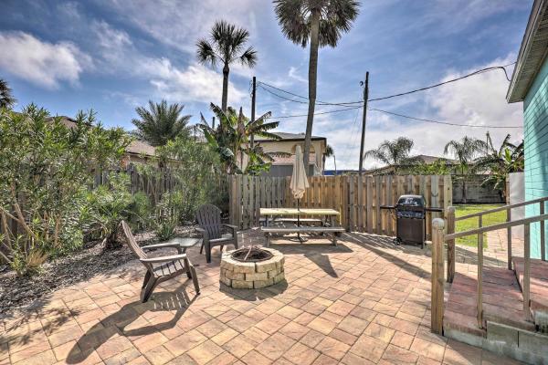 The photo shows the St Augustine Studio with Fire Pit - Walk to Beach! located in the city of Saint Augustine Beach.