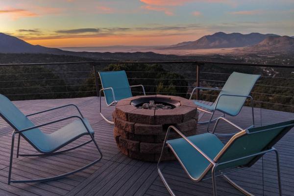 A la foto es mostra l'objecte Sierra Blanca Mountain Retreat 16 Miles to Ruidoso situat a la ciutat de Carrizozo.