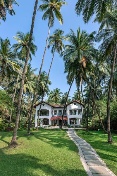 På billedet ses objektet SaffronStays Thalassea - 4BHK Beachfront Villa with Lawn & Private Beach access beliggende i byen Thāl.