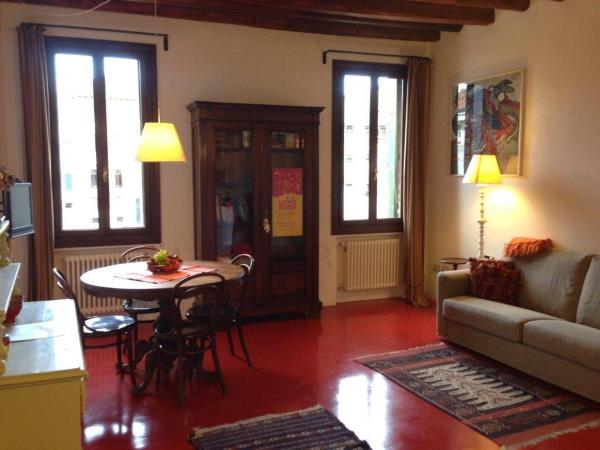 A la foto es mostra l'objecte Casarossa situat a la ciutat de Venècia.