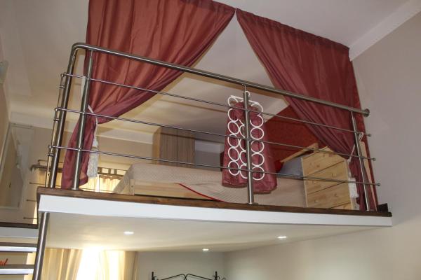 Na foto é possível ver o objeto Casa Cairoli localizado na cidade de Naples.