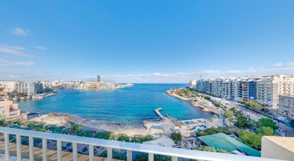 A la foto es mostra l'objecte Carlton Hotel situat a la ciutat de Sliema.