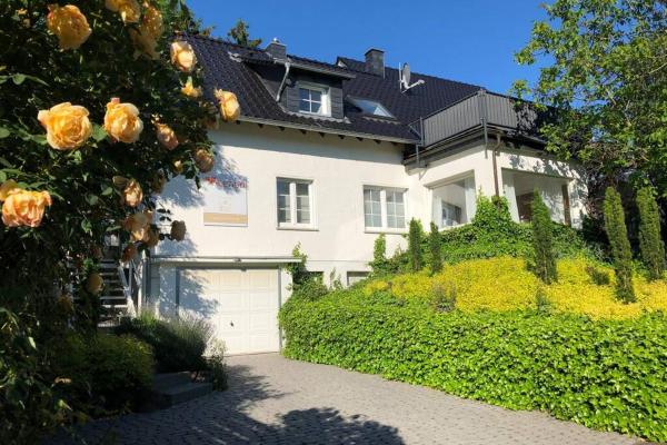 På billedet ses objektet Schicke Landhauswohnung mit Dachterrasse beliggende i byen Königswinter.