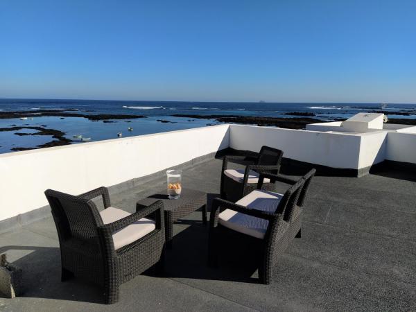A la foto es mostra l'objecte Mirador de Alegranza situat a la ciutat de Órzola.