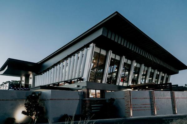 Na zdjęciu widoczny jest obiekt Highlander Hotel Bar Kitchen Rooftop położony w mieście Dernancourt.