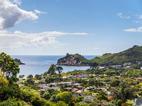 The photo shows the At Cathedral Cove - Hahei Holiday Home located in the city of Hahei.