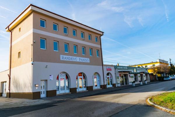 På billedet ses objektet Randevú Panzió beliggende i byen Sopron.