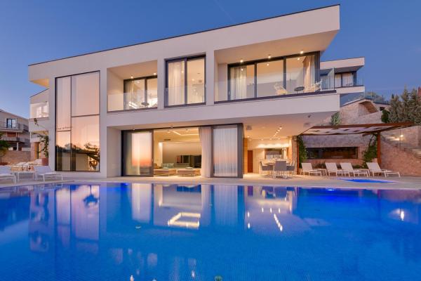 A la foto es mostra l'objecte Villa Anabel situat a la ciutat de Hvar.
