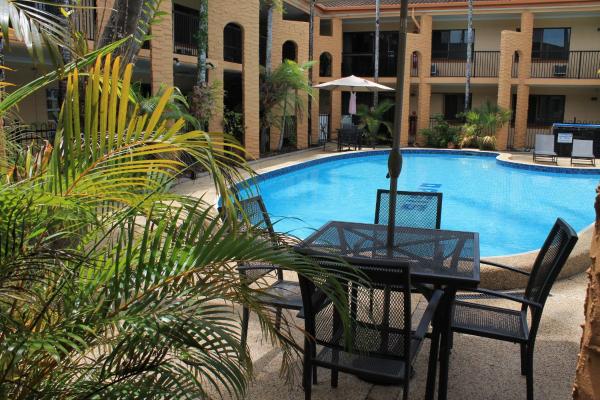 A la foto es mostra l'objecte Oasis Inn Apartments situat a la ciutat de Cairns.