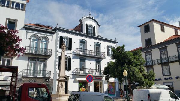 Na foto é possível ver o objeto Edificio Charles 202 localizado na cidade de Funchal.