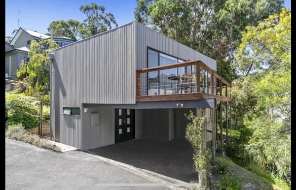 A la foto es mostra l'objecte Bay Views Lorne situat a la ciutat de Lorne.