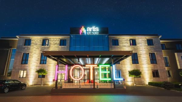 Na zdjęciu widoczny jest obiekt Artis Loft Hotel położony w mieście Bieniewice.