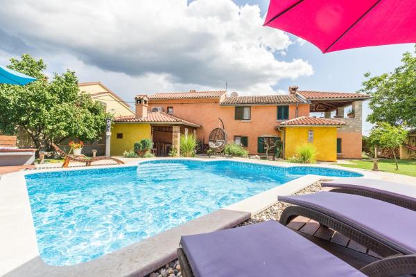 På billedet ses objektet Beautiful villa Loreta with private pool near Pula and Rovinj beliggende i byen Čabrunići.