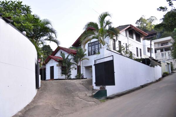 Na fotografii je vidět objekt Antique Tourists Lodge nacházející se ve městě Kandy.