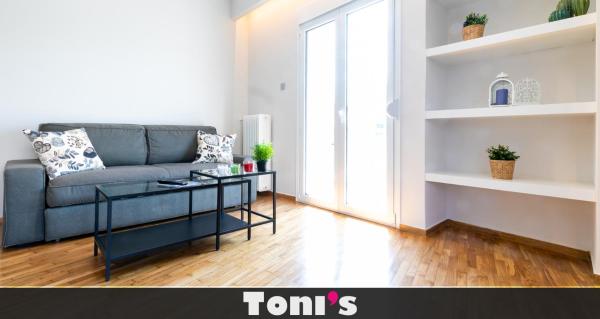 A la foto es mostra l'objecte TONI'S 2BD Home for Superman and Superwoman. situat a la ciutat de Atenes.