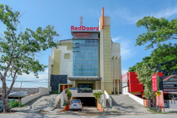 The photo shows the RedDoorz Plus near Hotel Benua Kendari located in the city of Pulupanda.