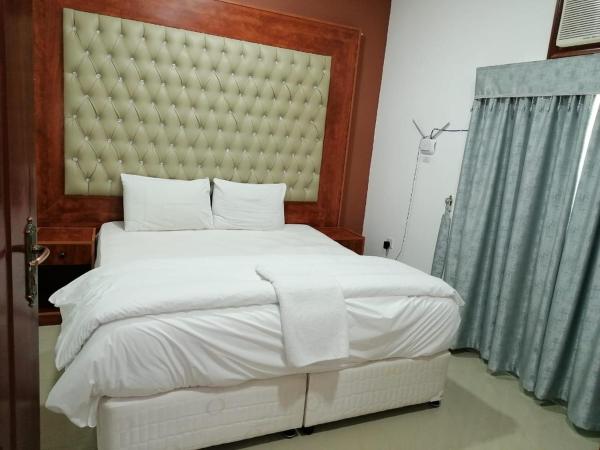 Na zdjęciu widoczny jest obiekt Discovery Furnished Apartments (Al-Amerat) położony w mieście Sayḩ adh Dhabi.