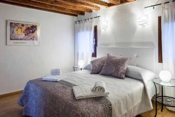 A la foto es mostra l'objecte Magic View - 2 Bedroom Terrace with San Marco Campanile situat a la ciutat de Venècia.