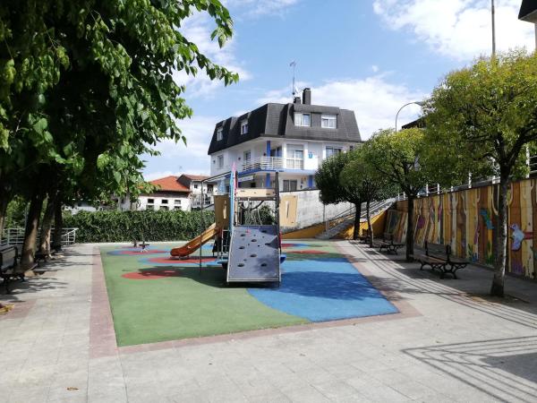 Op de foto is het object Txoko Maitea Pentsioa te zien, gelegen in de stad Urnieta.