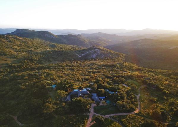 Na fotografii je vidět objekt Tomjachu Bush Retreat nacházející se ve městě Hillsowen.