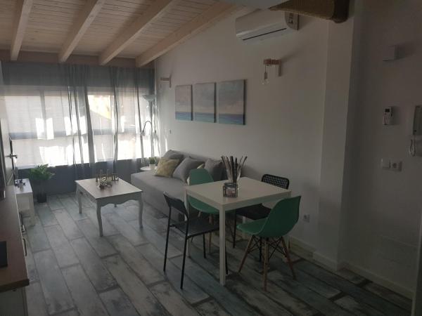 Na zdjęciu widoczny jest obiekt APT 5 - Apartamento en la playa de El Palo położony w mieście Malaga.