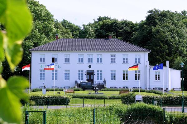 På billedet ses objektet Ostsee-Gutshaus Am Salzhaff Pepelow nähe Rerik- am Meer residieren! beliggende i byen Klein Strömkendorf.