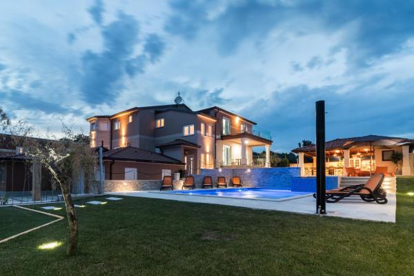 A la foto es mostra l'objecte Superb villa Maxima with private pool, sauna, jacuzzi, playground for up to 18 persons, extra pool heating available situat a la ciutat de Pula.