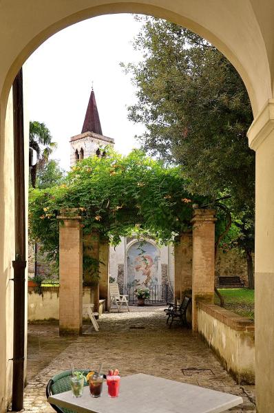 Nella foto è visibile l'oggetto Ostello Palazzo Pierantoni situato nella città di Foligno.