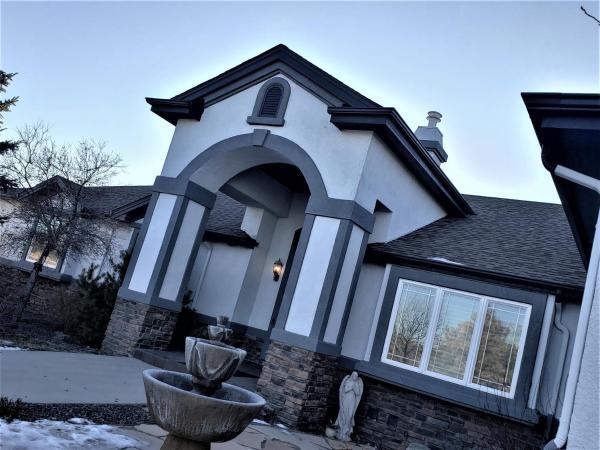 Na foto é possível ver o objeto Peak Valley Manor, a Modern Farmhouse localizado na cidade de Elbert.