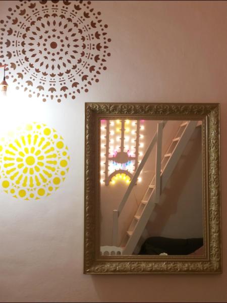 A la foto es mostra l'objecte Mandala situat a la ciutat de Bari.