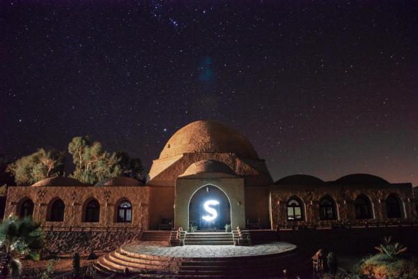 写真にはAl Qaşr市にあるShanda Lodge Desert Resortが写っています。