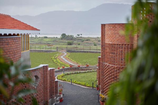 A la foto es mostra l'objecte Saj By The Lake, Malshej Ghat situat a la ciutat de Rājur.